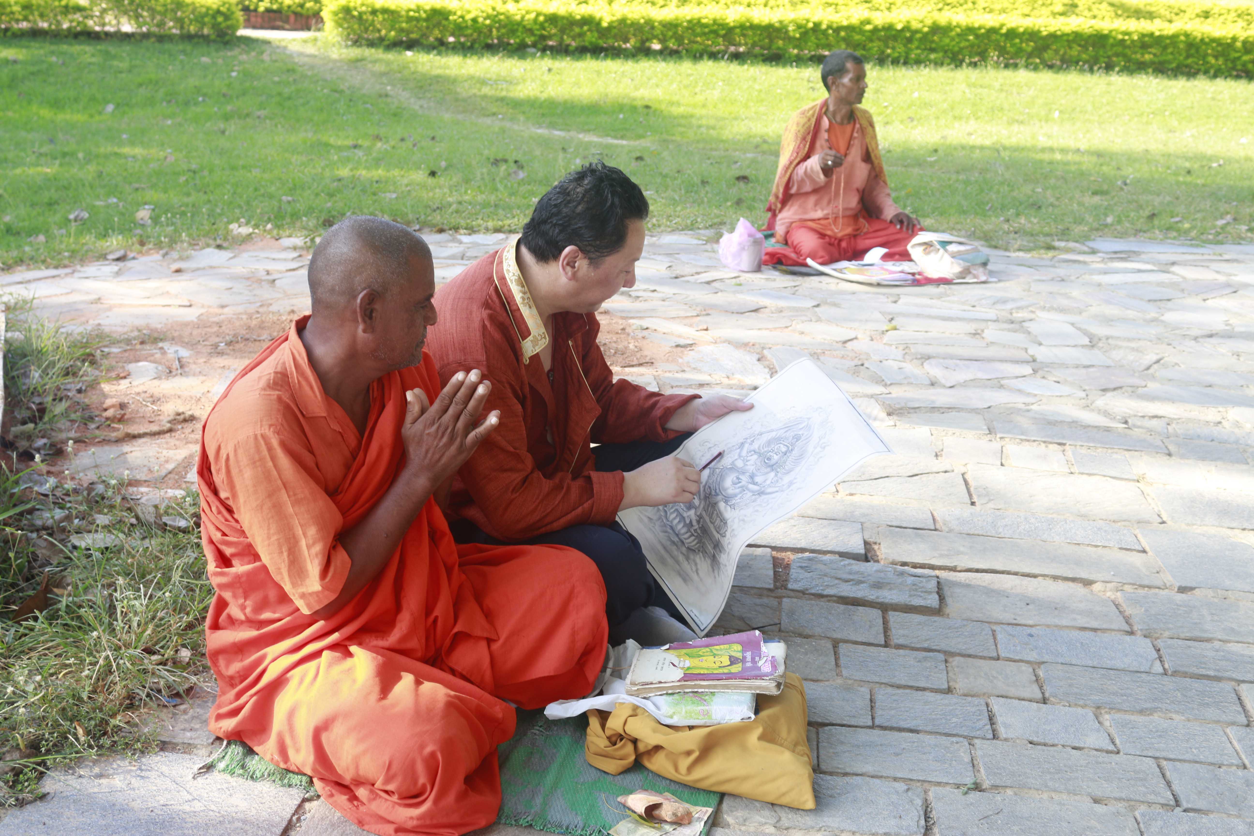与尼泊尔僧人研讨唐卡艺术_comps.jpg